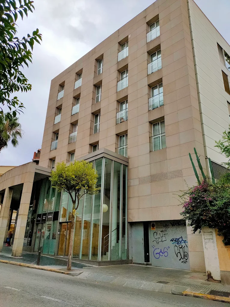 Fachada real del edificio de Estil Mèdic en Sant Feliu de Llobregat